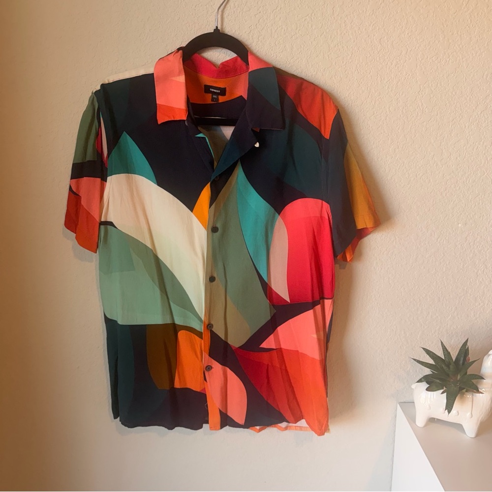Express Men’s Large Abstract Print Camp Collar Button Down Short Sleeve Shirt
